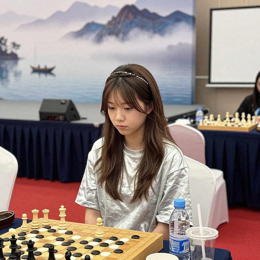 एलिफेंट गैंबिट की साठ मिनट की चाल: शीर्षक नजदोर्फ कहता है, बिसात हाथी खेलती है