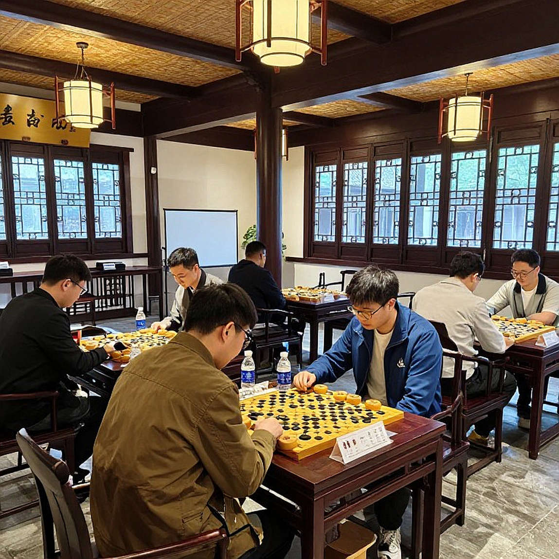 FIDE अध्यक्ष का नाम हेडलाइन में ग़लत, बॉडी में FRITZ 20 का विज्ञापन: शतरंज की खबर कैसे बन जाती है सर्च-ट्रैफिक का ईंधन